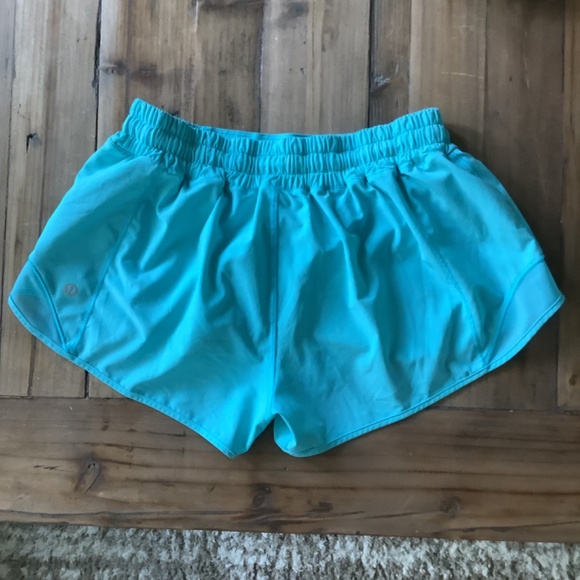 Lululemon Hotty Hot Low-Rise Lined Short 2.5" Electric Turquoise, Size 8 - Picture 5 of 7